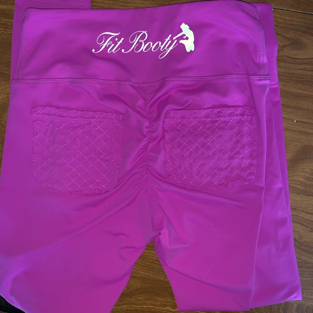 Super cute fuchsia fit booty leggings. Never worn